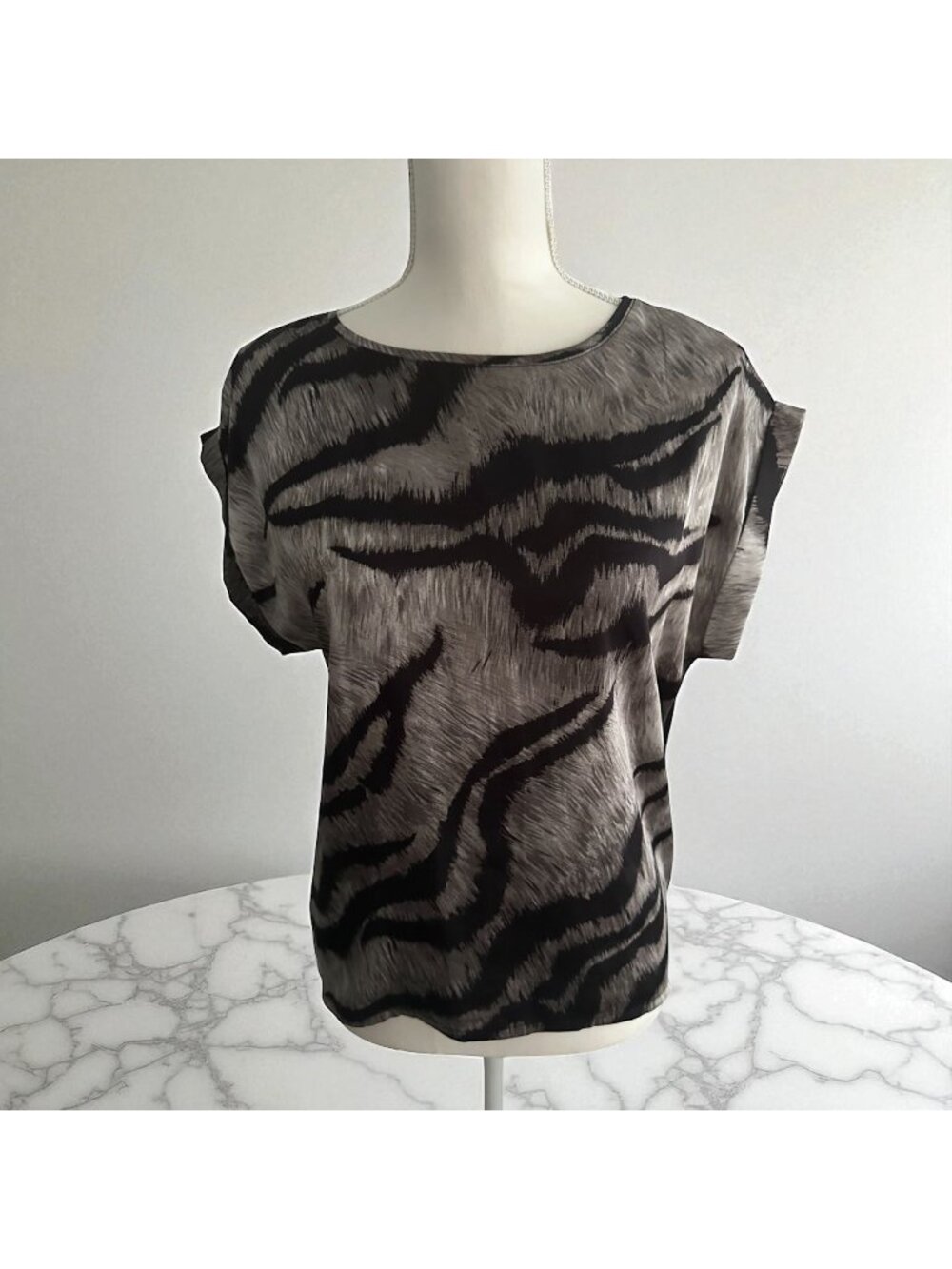 WHITE HOUSE BLACK MARKET WHBM Animal Print Short Sleeve Blouse Size XS